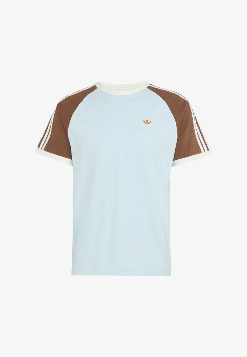 Hellblaues T-Shirt mit braunen Raglanärmeln, weißem Kragen und Bündchen, mit kleinem braunem Adidas-Trefoil-Logo auf der Brust.