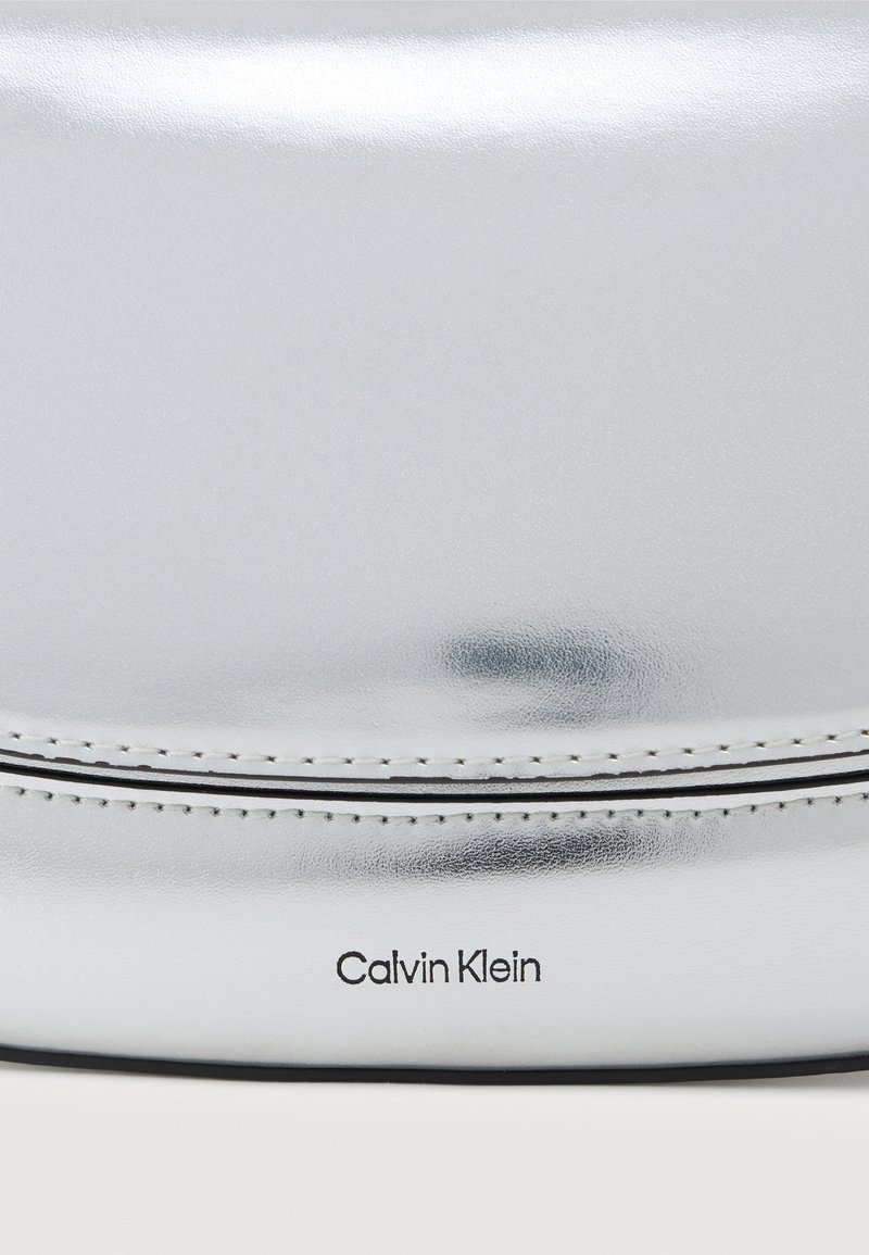 Calvin Klein CHAIN SHOULDER BAG - Kabelka - metallic silver-coloured