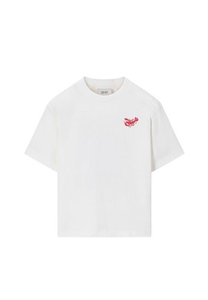 Witte T-shirt met korte mouwen en een ronde hals, met een kleine rode kreeft op de linkerborst.