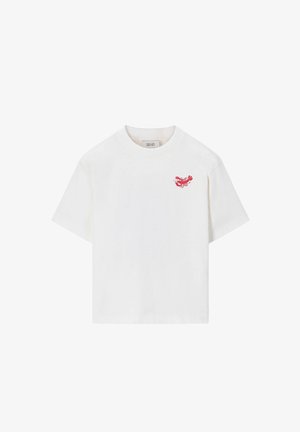 Witte T-shirt met korte mouwen en een ronde hals, met een kleine rode kreeft op de linkerborst.