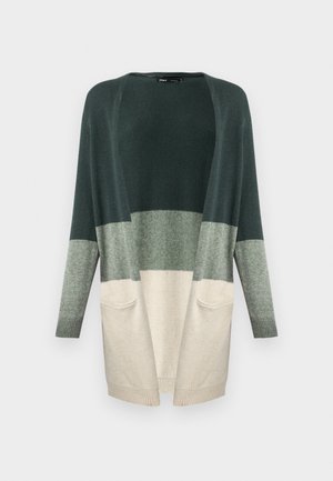Cardigan lungo in verde scuro, verde chiaro e crema, con apertura frontale, maniche a tre quarti e due tasche frontali. Tessuto morbido e polsini a coste.
