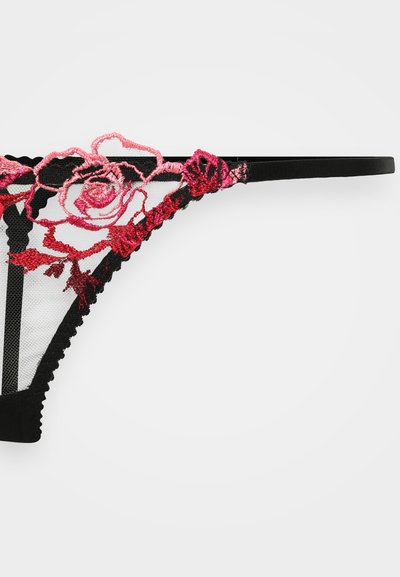 String noir en dentelle avec une broderie florale rose et rouge complexe le long de la taille. Le design comprend des bords festonnés et une texture transparente.