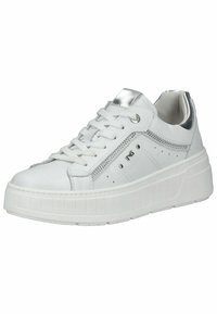 Sneaker in pelle bianca con punta rotonda, dettagli in argento sulla linguetta e sui lati, suola in gomma testurizzata e perforazioni decorative.