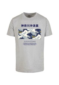 Pilkos medvilnės marškinėliai su atspausdintu dizainu, kuriame pavaizduoti mėlyni bangos ir laivai, taip pat tekstas japonų ir anglų kalbomis apie "Didžiąją bangą prie Kanagavos."