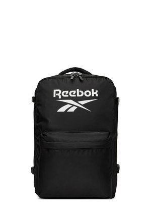Czarny, prostokątny plecak Reebok z białym logo, górnym uchwytem, przednią kieszenią na suwak i bocznymi paskami regulacyjnymi.