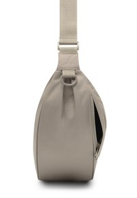 Bežová látková taška na rameno s hladkým povrchom, zakriveným tvarom, nastaviteľným popruhom a zipsovým bočným vreckom. Minimalistický dizajn.