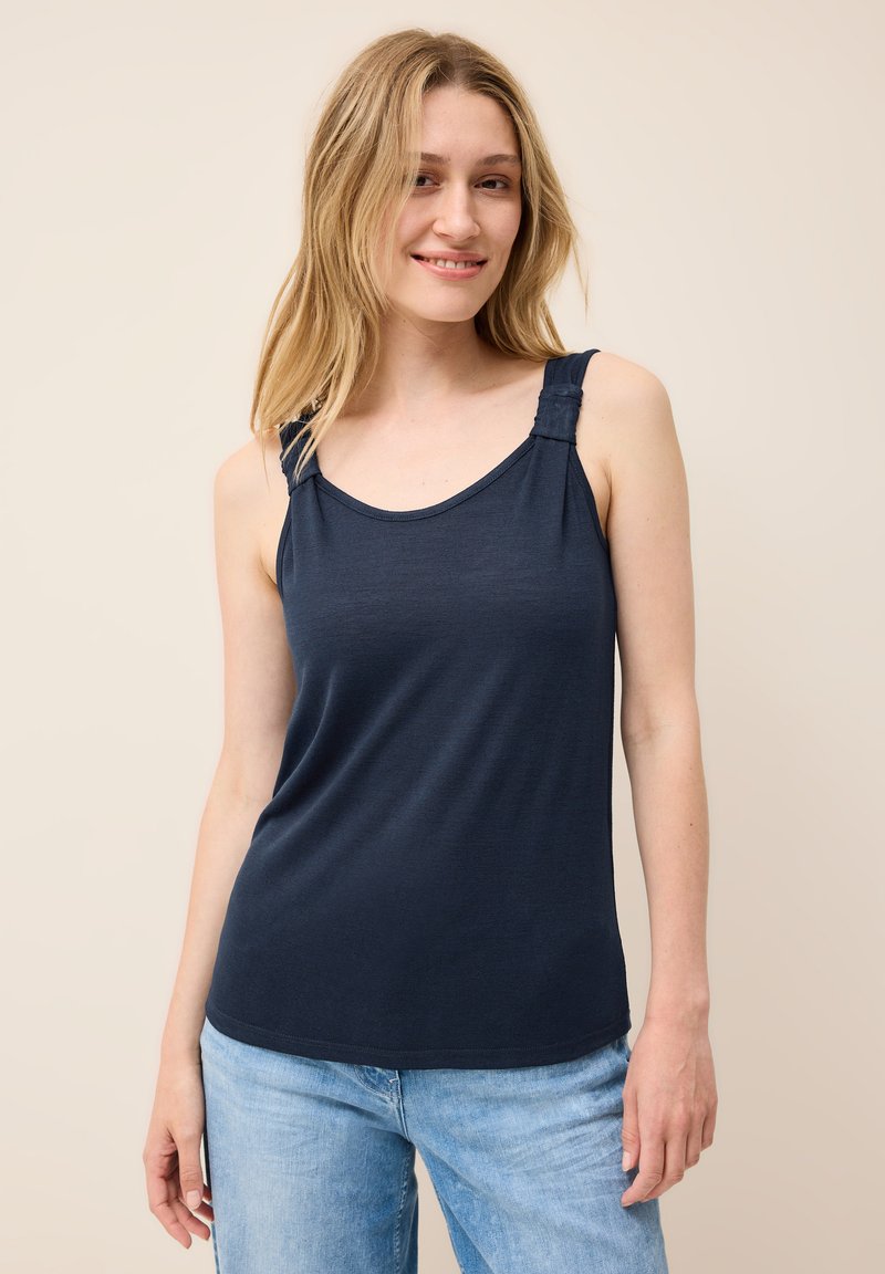 Top senza maniche blu navy con dettaglio arricciato sulle spalline, realizzato in tessuto morbido. Presenta un scollo rotondo e una vestibilità comoda.