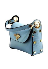 Petit sac à main en cuir bleu clair avec un rabat, orné d'une abeille dorée, de quincaillerie dorée et de clous décoratifs dorés sur le côté.