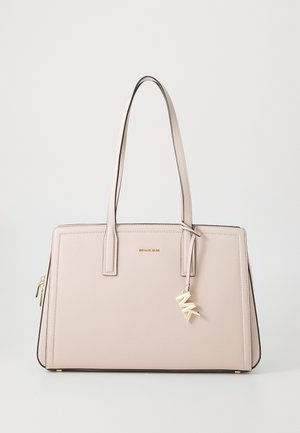 Sac fourre-tout en cuir rose clair avec un design structuré, deux poignées, quincaillerie dorée et un charm accroché avec les initiales "MK".
