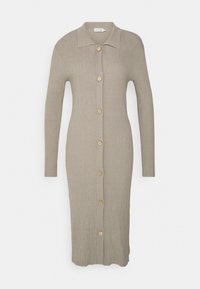 Vestido longo, com nervuras, de botão na cor taupe, com gola e seis botões na frente. O tecido tem uma textura suave.