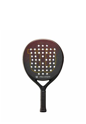 Paleta de pádel Wilson Pro Staff negra y roja con superficie de golpe perforada y mango con empuñadura negra.