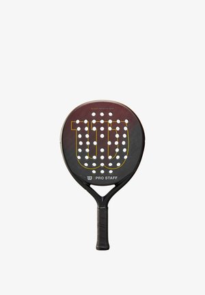 Paleta de pádel Wilson Pro Staff negra y roja con superficie de golpe perforada y mango con empuñadura negra.