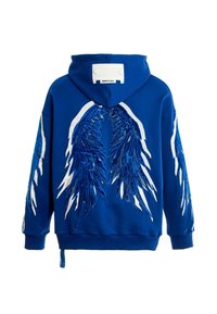 Sudadera con capucha azul que presenta un detallado diseño de alas bordadas en blanco y azul en la parte posterior, hecha de material de algodón y con un corte relajado.