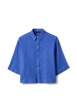 Camisa azul de manga corta con botones, cuello clásico, botones frontales y ajuste holgado y cuadrado sobre un fondo blanco.