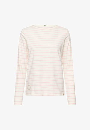 Langærmet hvid skjorte med lyserøde vandrette striber og rund halsudskæring, vist på en ensfarvet hvid baggrund.