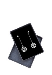 Silverörhängen med livets träd-design, med rund hänge och kedja, presenterade i en mörk sammetsfodrad låda.