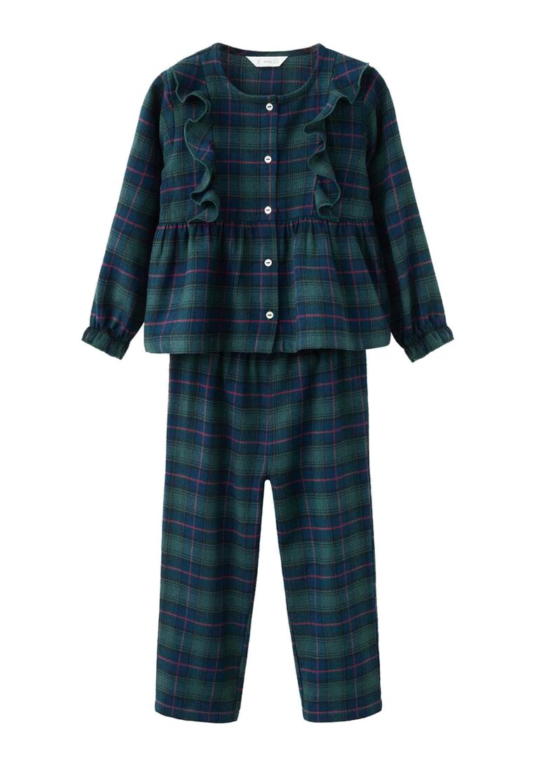 Ensemble de pyjama à carreaux verts comprenant un haut à boutons avec des volants aux épaules et des poignets élastiques, associé à un pantalon droit.