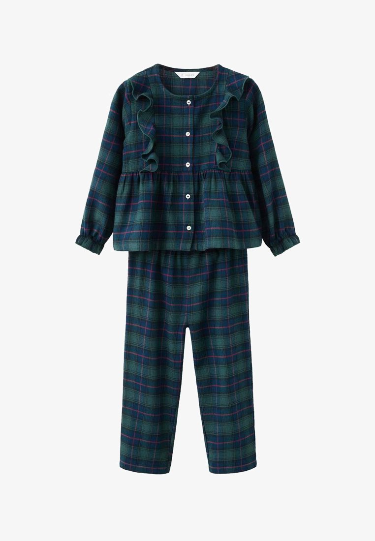 Ensemble de pyjama à carreaux verts comprenant un haut à boutons avec des volants aux épaules et des poignets élastiques, associé à un pantalon droit.