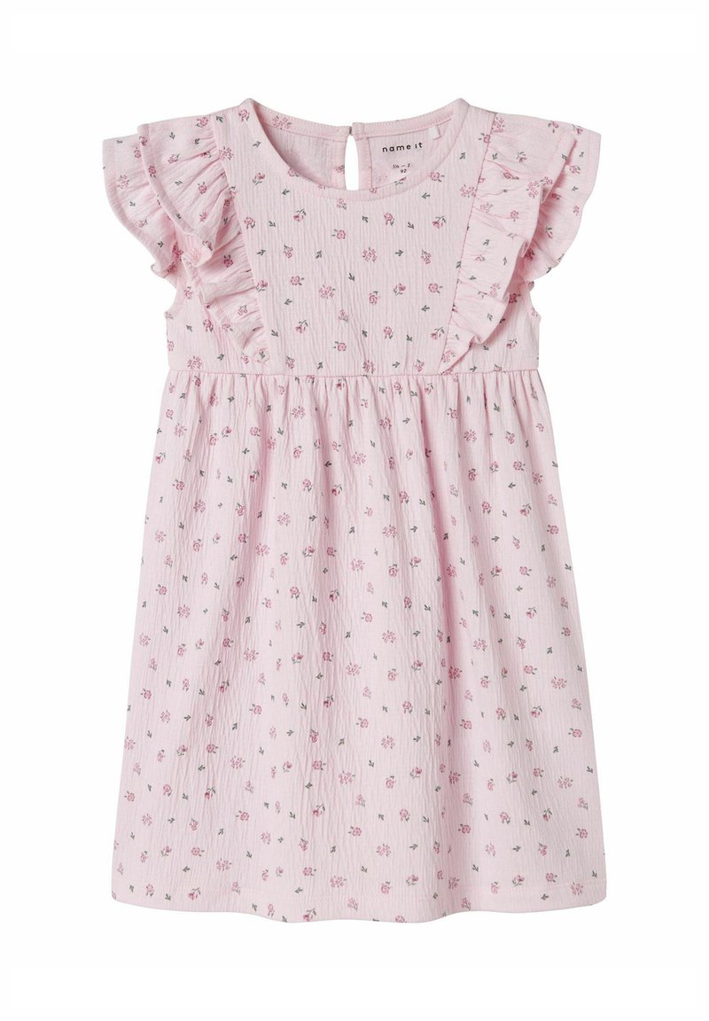 Robe en coton rose avec des manches courtes à volants, imprimé floral, taille froncée et fermeture en trou de serrure au dos. Tissu léger et texturé.