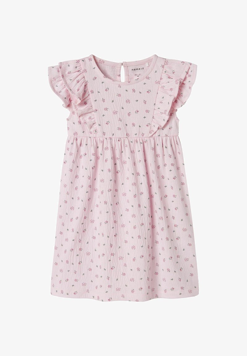 Robe en coton rose avec des manches courtes à volants, imprimé floral, taille froncée et fermeture en trou de serrure au dos. Tissu léger et texturé.
