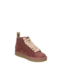 Sneaker alta in suede rosa polveroso con lacci beige, suola in gomma e anello in tessuto sul retro; texture liscia con dettagli cuciti.
