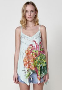 Lichtblauw mouwloos topje met een v-hals, voorzien van een levendige bloemenprint in roze, oranje en groen, en een asymmetrische zoom.