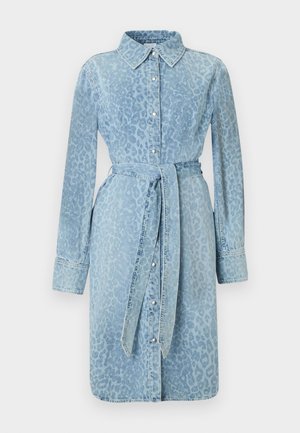 Svijetloplava haljina od trapera s uzorkom leopardovog tiska, dugim rukavima, ovratnikom, prednjim gumbima i remenom u struku.