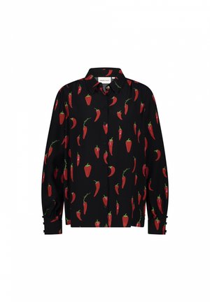 Zwarte button-up shirt met een patroon van rode chilipepers, met groene accenten. Lange mouwen met knoopdetails bij de manchetten.