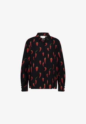 Zwarte button-up shirt met een patroon van rode chilipepers, met groene accenten. Lange mouwen met knoopdetails bij de manchetten.