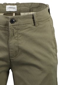 Olijfgroene chinos van gestructureerde stof, met een knoopsluiting, voortzakken en subtiele perforaties voor een extra detail.