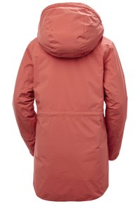 Růžový voděodolný parkas s kapucí, dlouhými rukávy a staženým pasem. Hladká textura bez viditelných vzorů nebo kovových detailů.