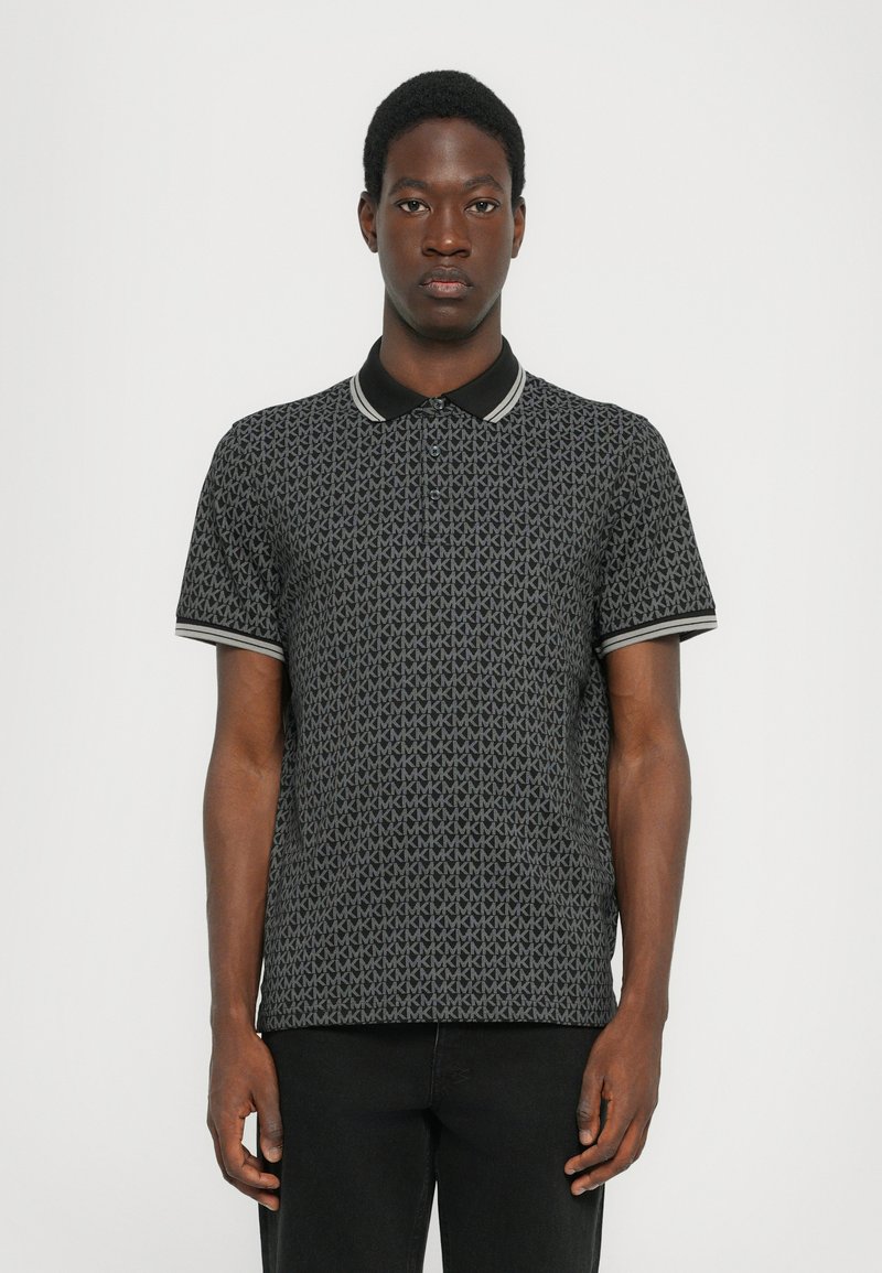 Polo noir avec un motif de logo gris répétitif, col et poignets assortis accentués de rayures blanches.