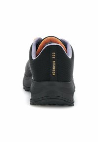 Scarpa atletica nera con una parte superiore in mesh testurizzato, fodera interna arancione a contrasto e una spessa suola in gomma nera. La scritta "MOONRUN 500" è presente sul retro.
