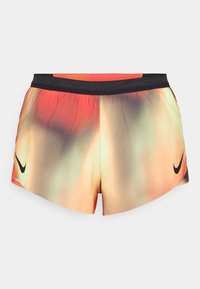 Shorts Nike dégradés de couleurs orange, vert et noir, dotés d'une taille élastique noire et du logo Nike en bas à droite.