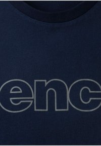 Navyblaue Baumwoll-T-Shirt mit einem großen, grauen, stilisierten Druck des Wortes "enc" über der Brust und einem Rundhalsausschnitt.