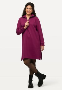 Ulla Popken TROYERKRAGEN REISSVERSCHLUSS LANGARM - Vestido de punto - berry