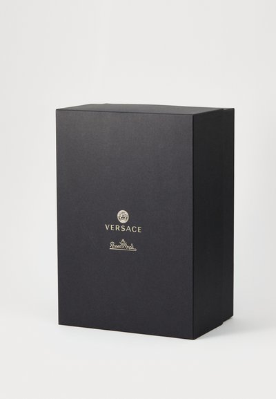 Czarne prostokątne pudełko o matowej fakturze, z tłoczonymi na złoto logo Versace i Rosenhall na froncie.