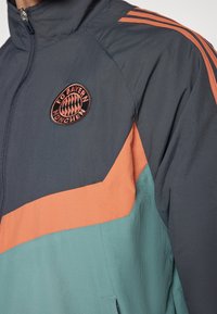 adidas Performance FC BAYERN M�NCHEN SZN TRACK TOP - Squadra - dark grey/hazy emerald