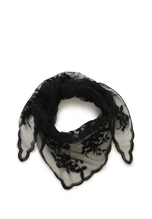 Pañuelo negro transparente con bordados florales y bordes festoneados, doblado en forma triangular suelta sobre un fondo blanco.