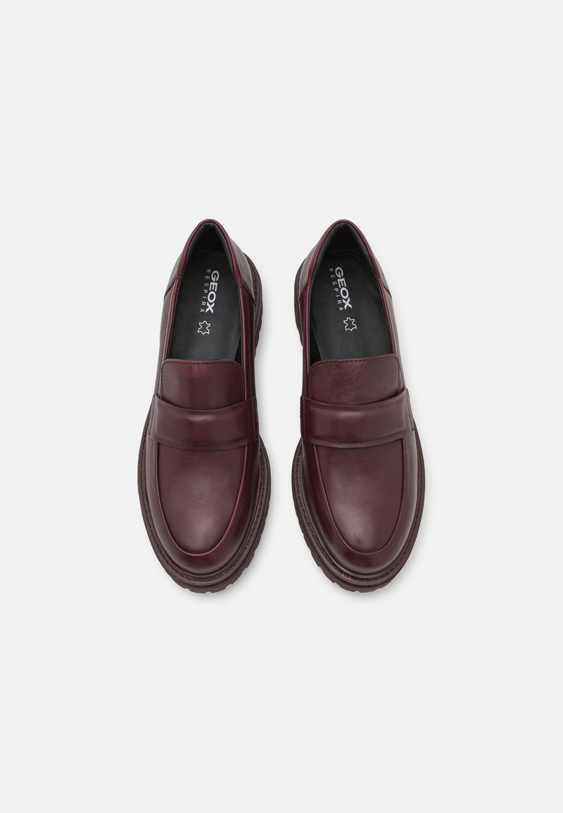 Bordeaux leren instapschoenen met een gladde afwerking, voorzien van een brede band, ronde neus en een gestructureerde rubberen zool.