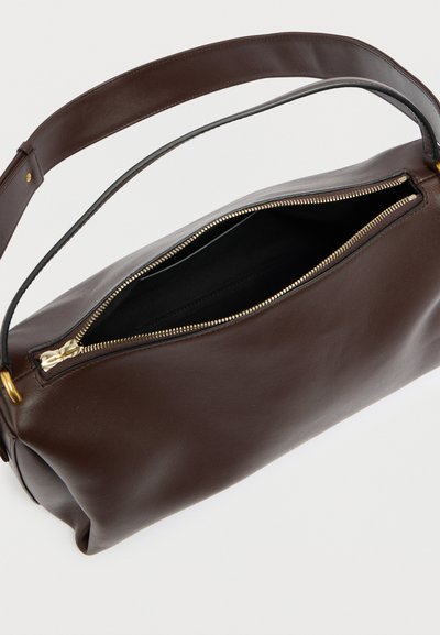 Braune Ledertasche mit glatter Textur, rechteckiger Form und einem Reißverschluss. Verfügt über einen breiten Riemen und goldfarbene Metallakzente.