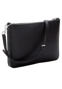 Czarny, strukturalny skórzany portfel na nadgarstek z srebnym zamkiem błyskawicznym i odczepianym paskiem, ustawiony pod kątem na białym tle.