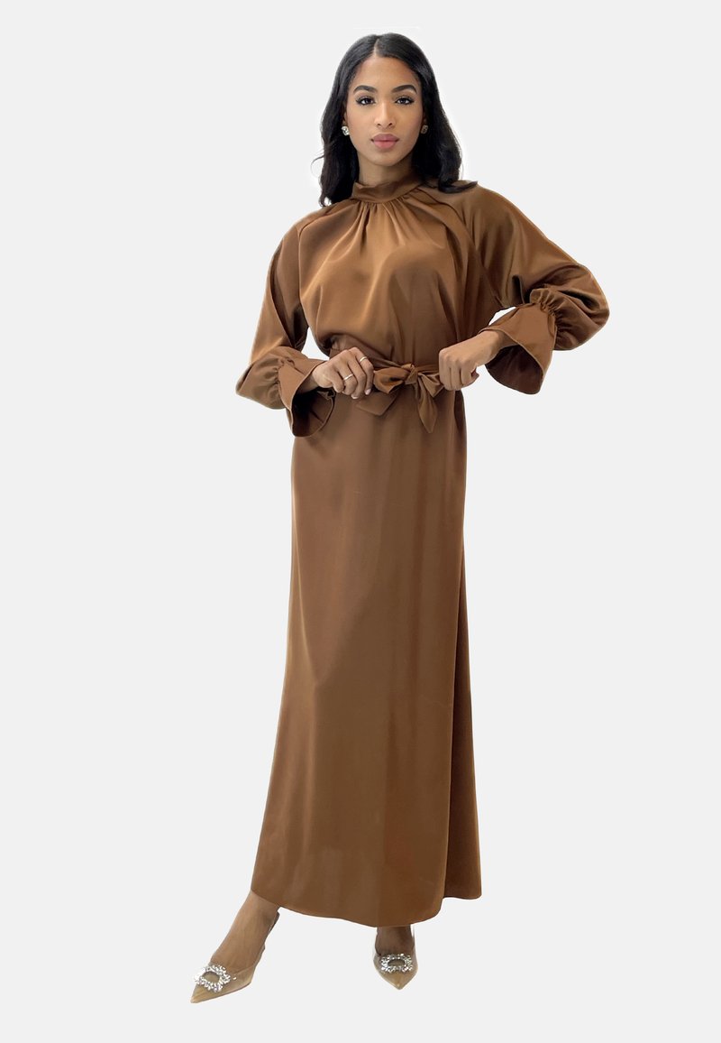 Abito maxi in satin marrone con colletto alto e dettagli arricciati. Presenta maniche lunghe con polsini arricciati e una cintura da annodare in vita.