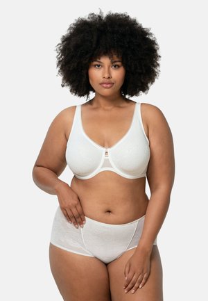 Vitt underklädesset med en behå i blommigt mönster och mjukt tyg, kompletterat med matchande boyshorts med liknande designelement.