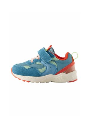 Chaussure de sport bleue et verte en matériaux suédé et en maille. Dispose d'une sangle velcro, d'une semelle en caoutchouc et d'accents rouges et verts.