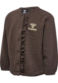 Brun quiltad jacka med rund halsringning, framknappning, volangdetalj längs öppningen och en broderad logotyp i guld.