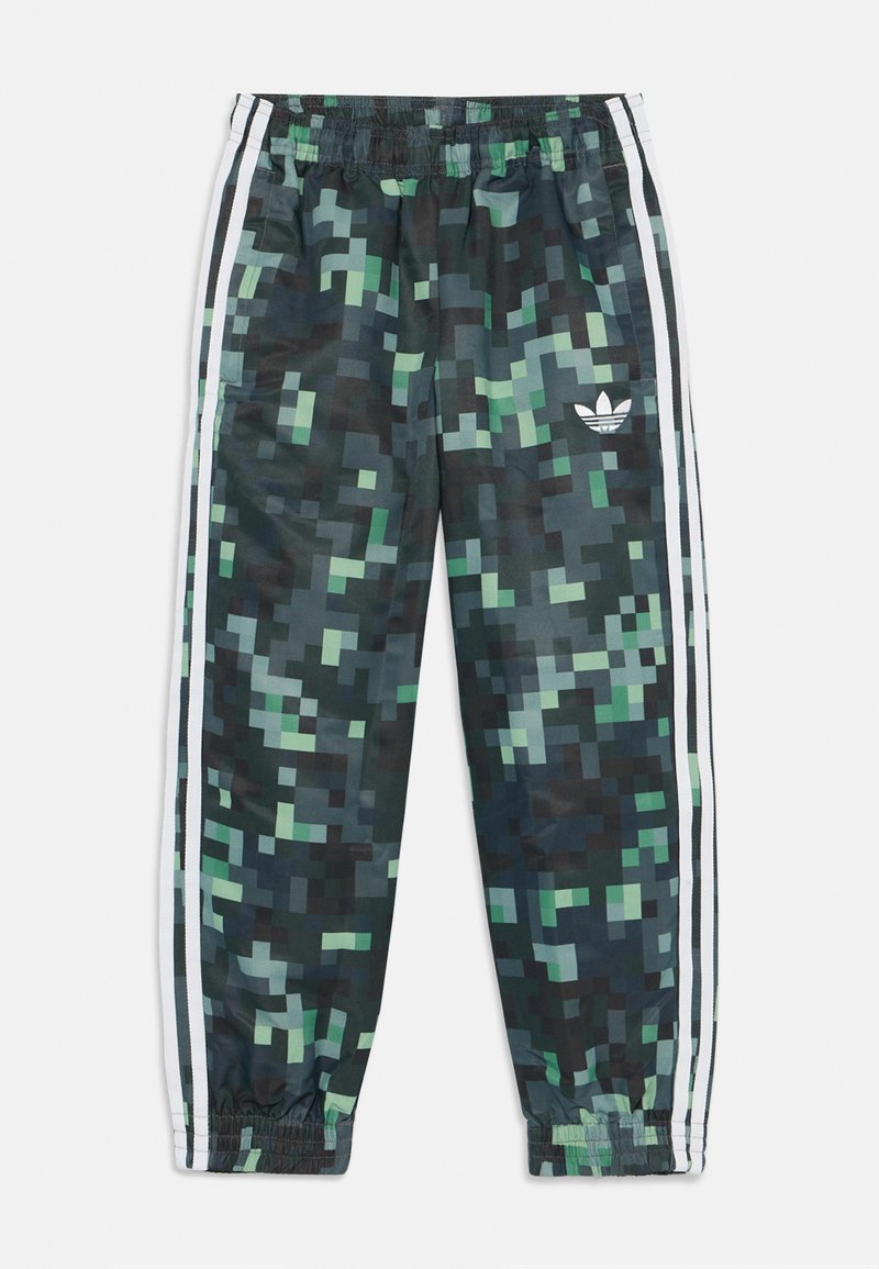 Calças de jogging camufladas com um padrão pixelizado em verde e preto. Apresentam uma cintura elástica e riscas brancas nas laterais com um pequeno detalhe de logotipo.