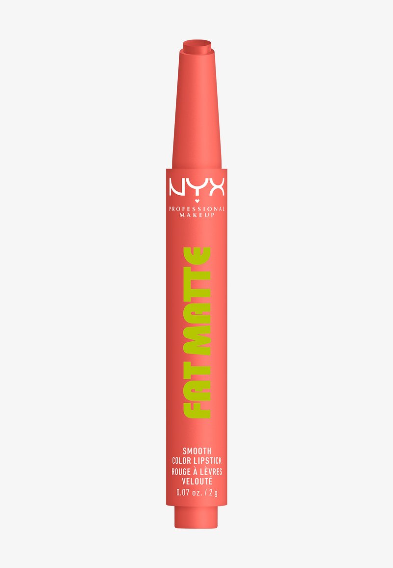 Rouge à lèvres mat lisse couleur corail de NYX Professional Makeup, présenté dans un packaging en forme de crayon avec texte vert et blanc.