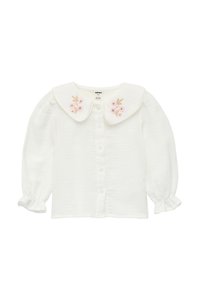 Hvid skjorte med lange ærmer, der har en bølget krave, blomsterbroderi i pink og indsamlede manchetter for tekstur.