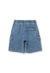 Pantalones cortos de mezclilla tipo cargo en azul claro con una cinturilla elástica, dos bolsillos laterales y un bolsillo trasero con solapa, que presenta un dobladillo deshilachado.